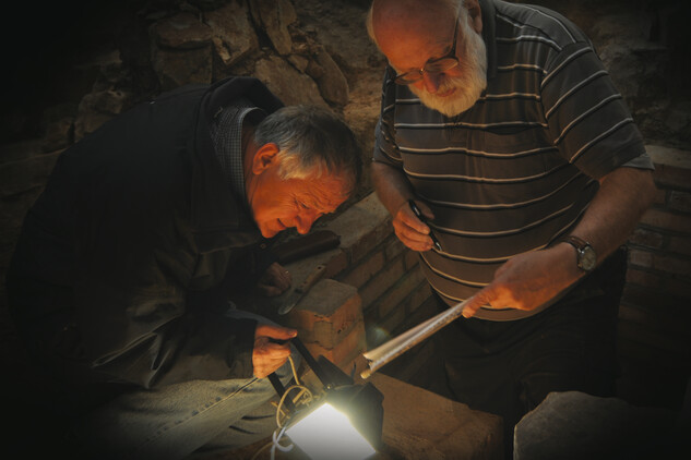 Autoři knihy, Michal Tryml a Zdeněk Dragoun, během poslední fáze výzkumu v chaberském kostele (foto M. Pavýza, 2014)